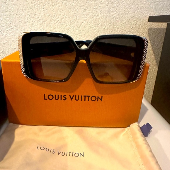 Authentic , LV Moon Pearl Square Sunglasses - Picture 4 of 9